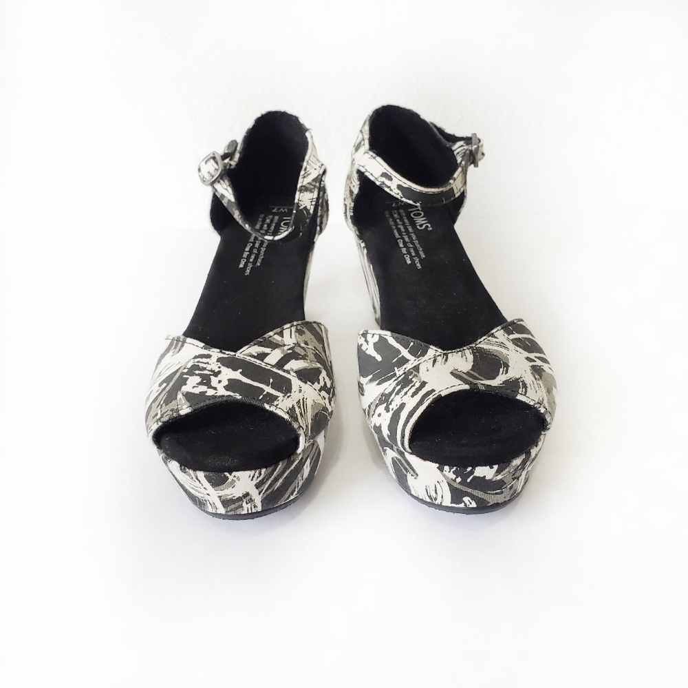 SOLD Tom's wedge sandles black white funky Size 7 - Picture 2 of 6
